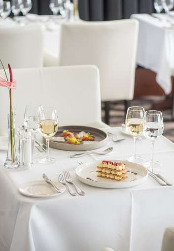 carlyon bay bay view table in bay view restaurant with starters RT